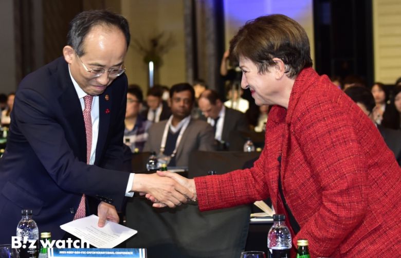 추경호 경제부총리 겸 기획재정부 장관과 크리스탈리나 게오르기에바 IMF 총재가 14일 서울 종로구 포시즌스호텔에서 열린 정부(기재부·한국은행·금융위원회)와 국제통화기금(IMF)이 공동으로 개최한 국제 콘퍼런스에서 인사를 나누고 있다./사진=이명근 기자 qwe123@