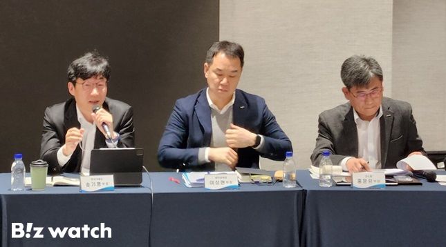 27일 한국거래소 서울사옥에서 열린 '불법 공매도 방지를 위한 전산화 토론회'에서 송기명 거래소 주식시장부장(사진 왼쪽)이 발언하고 있다. /사진=최성준 기자 csj@