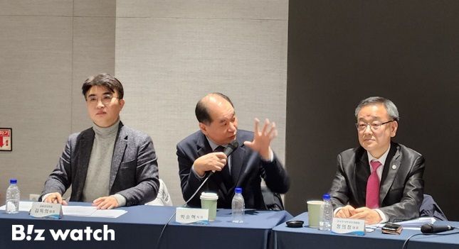 27일 한국거래소 서울사옥에서 열린 '불법 공매도 방지를 위한 전산화 토론회'에서 박순혁 작가(사진 가운데)가 발언하고 있다./사진=최성준 기자 csj@