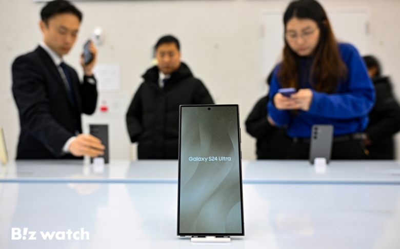 18일 서울 강남구의 삼성전자 전시 매장인 '삼성강남'에서 시민들이 갤럭시 S24 시리즈를 살펴보고 있다./사진=이명근 기자 qwe123@