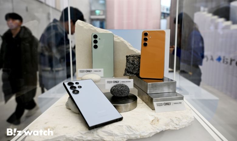 18일 서울 강남구의 삼성전자 전시 매장인 '삼성강남'에서 시민들이 갤럭시 S24 시리즈를 살펴보고 있다./사진=이명근 기자 qwe123@