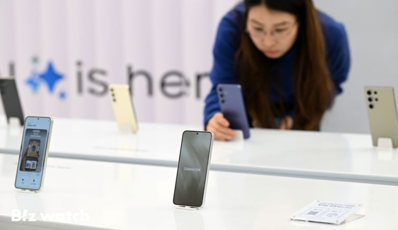 18일 서울 강남구의 삼성전자 전시 매장인 '삼성강남'에서 시민들이 갤럭시 S24 시리즈를 살펴보고 있다./사진=이명근 기자 qwe123@