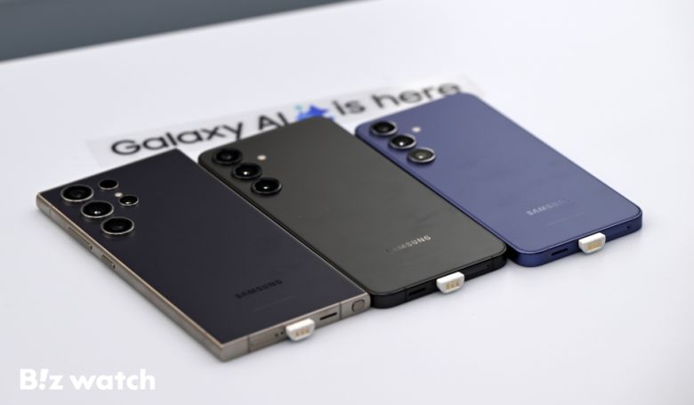 18일 서울 강남구의 삼성전자 전시 매장인 '삼성강남'에서 시민들이 갤럭시 S24 시리즈를 살펴보고 있다./사진=이명근 기자 qwe123@