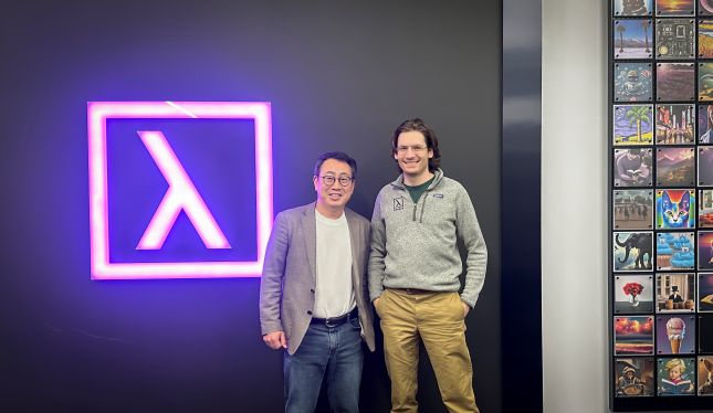 유영상 SK텔레콤 대표(사진 왼쪽)와 스티븐 발라반 람다 창업자 겸 대표가 '람다'가 위치한 미국 산호세 본사에서 협력 방안 논의 후 기념사진을 찍었다./사진=SK텔레콤 제공
