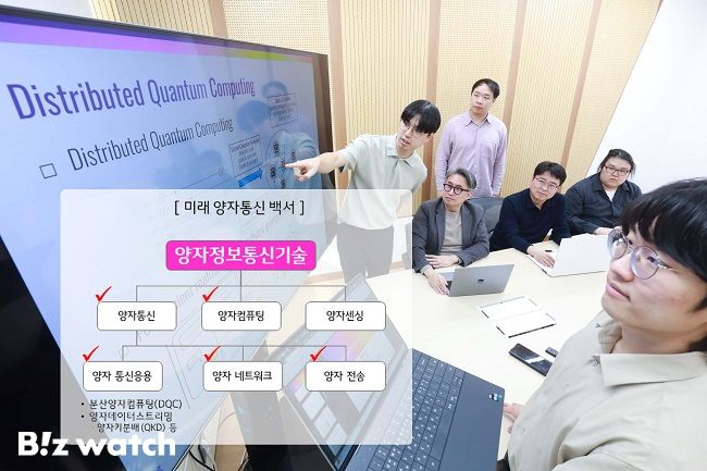 LG유플러스 직원이 서울대 이경한 교수 연구팀인 NXC와 '미래 양자통신 백서' 내용을 토론하고 있다./사진=LG유플러스