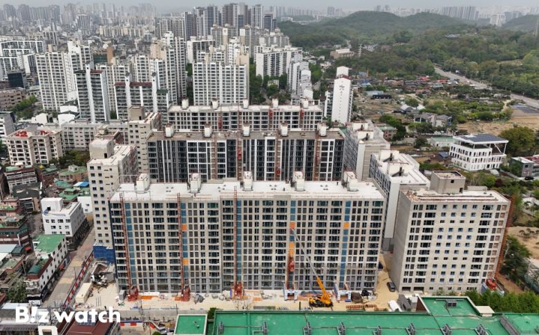 지난 3월 일반 분양으로 공급됐던 서울 강동구 둔촌동 '더샵 둔촌포레'가 미계약 발생으로 무순위 청약을 앞두고 있다. 사진은 19일 공사가 진행중인 더샵 둔촌포레 모습./사진=이명근 기자 qwe123@