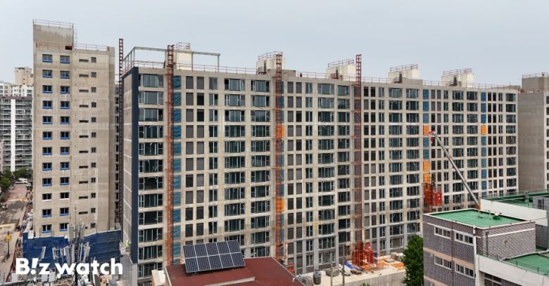 지난 3월 일반 분양으로 공급됐던 서울 강동구 둔촌동 '더샵 둔촌포레'가 미계약 발생으로 무순위 청약을 앞두고 있다. 사진은 19일 공사가 진행중인 더샵 둔촌포레 모습./사진=이명근 기자 qwe123@