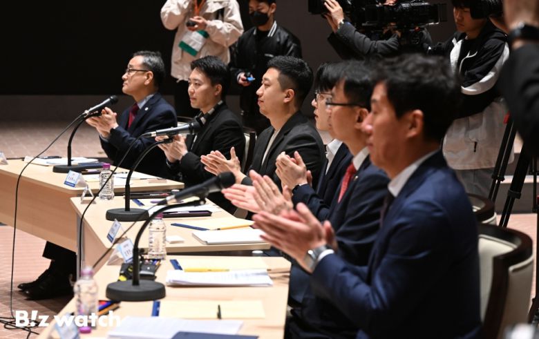 25일 오전 서울 여의도 한국거래소에서 열린 개인투자자와 함께하는 열린 토론회에 참석한 토론자들이 박수를 치고 있다./사진=이명근 기자 qwe123@