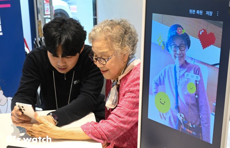 7일 오전 서울 종로구 LG유플러스 종로5가역점에 마련된 우리동네 스마트폰 배움실에서 시니어 모델들이 관계자에게 스티커 붙이는 방법을 배우고 있다./사진=이명근 기자 qwe123@