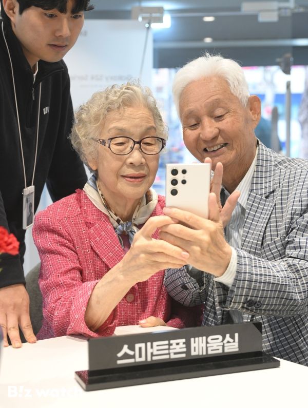 7일 오전 서울 종로구 LG유플러스 종로5가역점에 마련된 우리동네 스마트폰 배움실에서 시니어 모델들이 관계자에게 그룹콜 영상 통화 방법을 배우고 있다./사진=이명근 기자 qwe123@