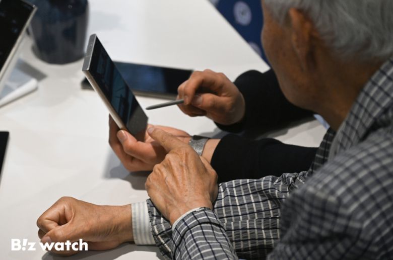 7일 오전 서울 종로구 LG유플러스 종로5가역점에 마련된 우리동네 스마트폰 배움실에서 시니어 모델들이 관계자에게 그룹콜 영상 통화 방법을 배우고 있다./사진=이명근 기자 qwe123@