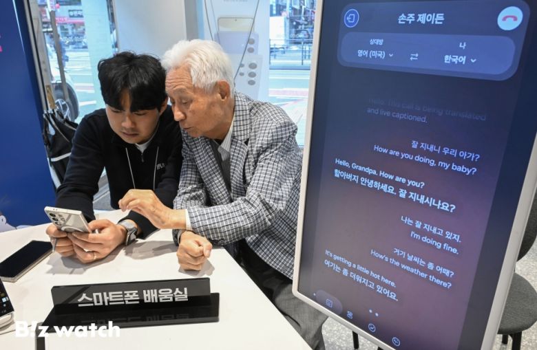 7일 오전 서울 종로구 LG유플러스 종로5가역점에 마련된 우리동네 스마트폰 배움실에서 시니어 모델들이 관계자에게 AI번역기능을 배우고 있다./사진=이명근 기자 qwe123@