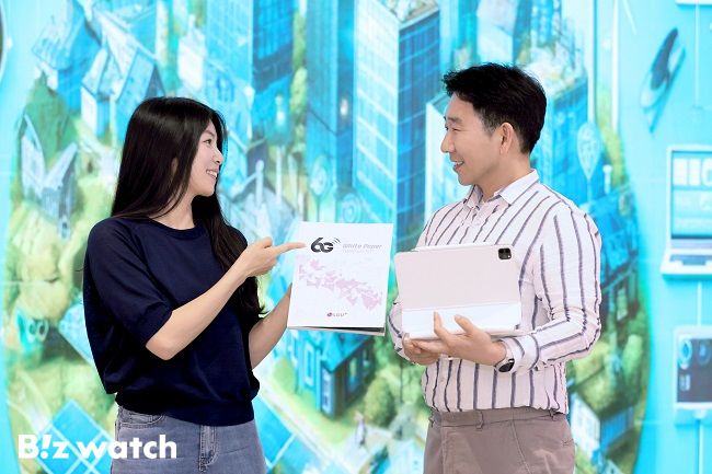 LG유플러스 직원들이 새로 발간된 6G 백서를 소개하고 있다./사진=LG유플러스 제공