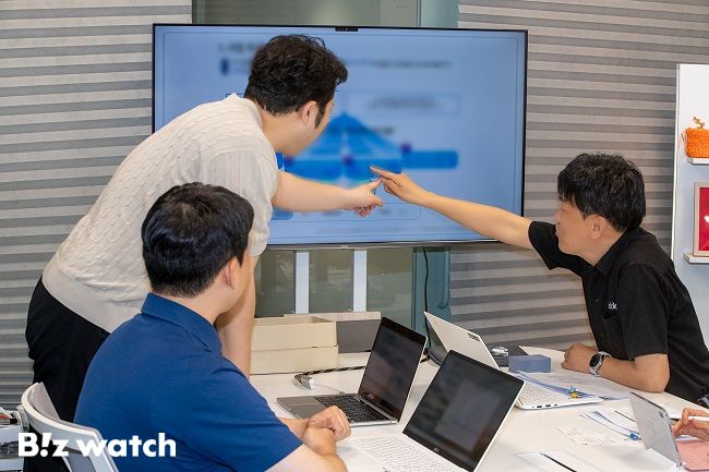 스타트업과 KT 관계자가 사업 협력을 주제로 논의하고 있다./사진=KT 제공