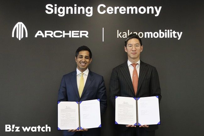 장성욱 카카오모빌리티 미래이동연구소장(우측)과 니킬 고엘 아처 CCO가 협약식 사인 후 사진 촬영을 하고 있다./사진=카카오모빌리티 제공