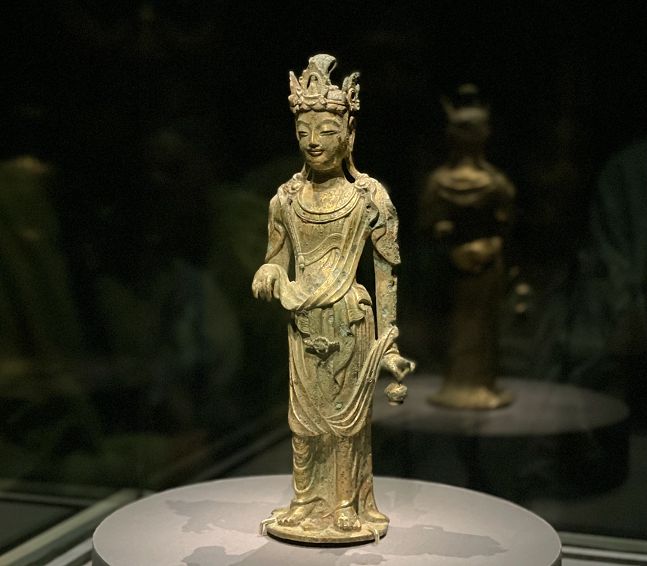 '백제의 미소'로 불리는 '금동 관음보살 입상'. 관음보살은 남성·여성으로 구분되지 않는 중성적 존재이나 시대를 지나며 여성화되는 모습을 보인다. 금동 관음보살 입상은 그 변화를 보여주는 시초가 되는 작품이다. 얼굴은 미소년의 모습을 하고 있지만, 몸체는 여성스럽게 표현돼 있다./사진=백유진 기자 byj@