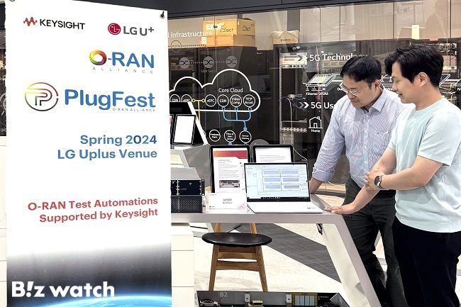 LG유플러스 마곡사옥에서 키사이트 직원들이 오픈랜 시험 자동화 기능을 실증하고 있는 모습/사진=LG유플러스 제공