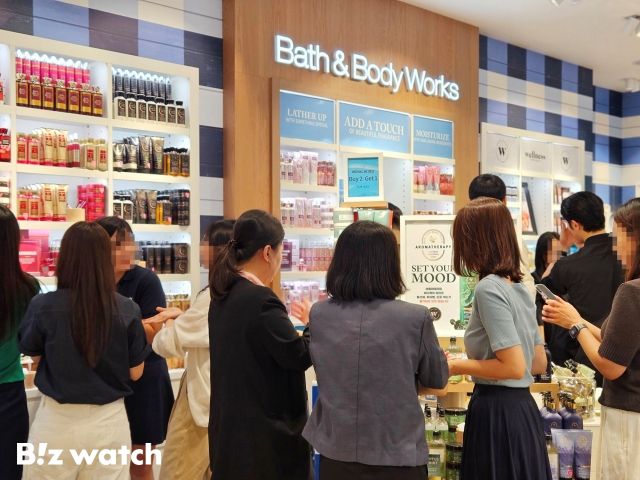 소비자들이 신세계백화점 강남점에 있는 배스 앤 바디 웍스 매장에 방문한 모습 / 사진=신세계백화점