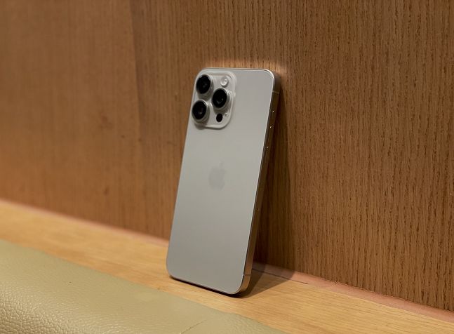 아이폰15 프로맥스./사진=백유진 기자 byj@