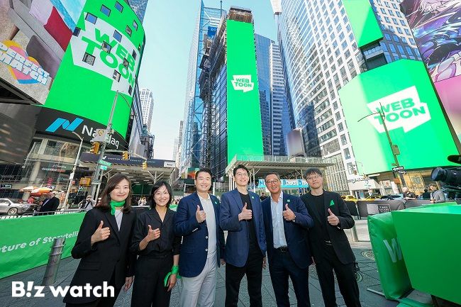 웹툰 엔터테인먼트 이사진. 왼쪽부터 김효정 CPO, 손혜은 CCO, 김용수 CFO, 김준구 CEO, 데이비드 COO&CFO, 박찬규 CTO./사진=네이버웹툰 제공