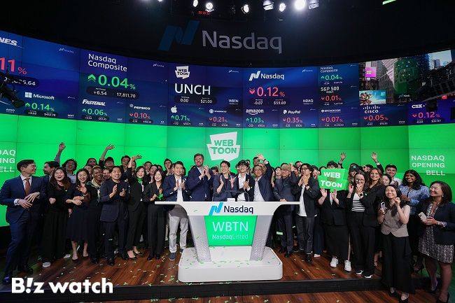 웹툰엔터테인먼트의 나스닥 상장 타종식이 진행되고 있다./사진=네이버웹툰 제공