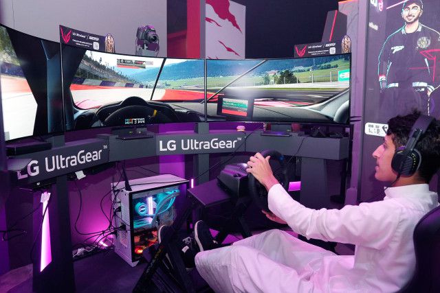 LG 울트라기어 게이밍 모니터 사용하는 모습./사진=LG전자 제공.