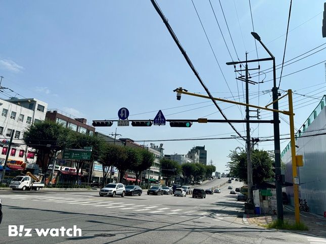단지에서 방배초등학교를 통학하려면 서초대로를 건너가야 한다. /사진=김진수 기자