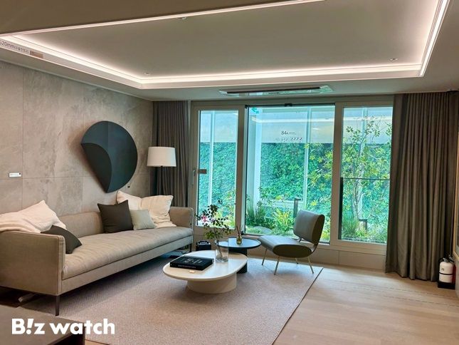 전용 84A 타입 유니트 거실 모습. /사진=김진수 기자