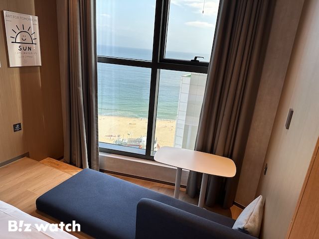 L7 해운대 사이드오션뷰 객실에는 창가에 단차가 있는 좌식 공간이 마련돼 있다. / 사진=정혜인 기자 hij@