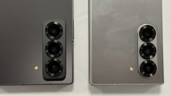 (왼쪽)갤럭시Z폴드 스페셜 에디션, (오른쪽)갤럭시Z폴드6./사진=백유진 기자 byj@