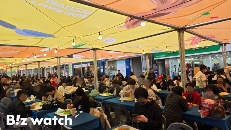 구미라면축제 방문객들이 후루룩 라운지에서 라면을 먹고 있다. /사진=김지우 기자 zuzu@