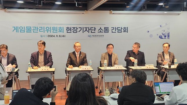 (왼쪽부터)박한흠 게임물관리위원회 정책연구소장, 권혁우 사무국장, 서태건 게임물관리위원장, 현효인 인권교육센터장, 김범수 자율지원본부장, 김세준 게임물관리본부장이 6일 기자들의 질문에 답하고 있다.