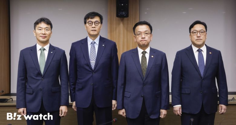 최상목 경제부총리 겸 기획재정부 장관 등 금융수장들이 8일 서울 영등포구 한국수출입은행에서 열린 거시경제금융회의에 앞서 기념촬영을 하고 있다. 왼쪽부터 이복현 금융감독원장, 이창용 한국은행 총재, 최 부총리, 김병환 금융위원장./사진=이명근 기자 qwe123@