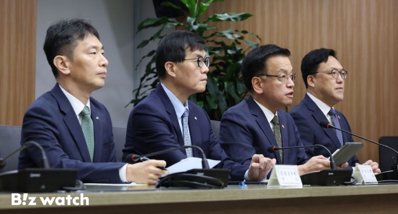 최상목 부총기 겸 기획재정부 장관이 8일 오전 서울 여의도 한국수출입은행에서 열린 거시경제금융회의에서 모두발언을 하고 있다. 왼쪽부터 이복현 금융감독원장, 이창용 한국은행 총재, 최 부총리, 김병환 금융위원장./사진=이명근 기자 qwe123@