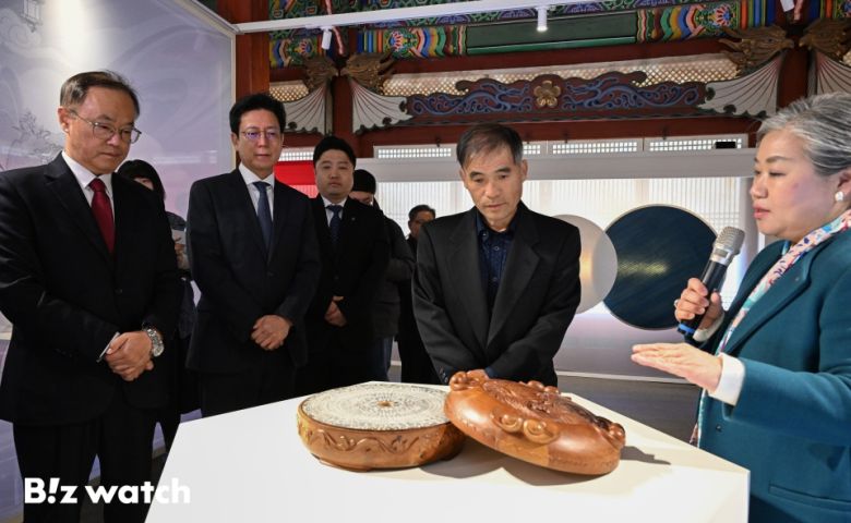김정욱 넥슨재단 이사장을 비롯한 내빈들이 18일 오후 서울 중구 덕수궁에서 열린 넥슨 제2회 보더리스-Craft판 '시간의 마법사: 다른 세계를 향해' 특별전시 개막식에서 전시품을 관람하고 있다./사진=이명근 기자 qwe123@