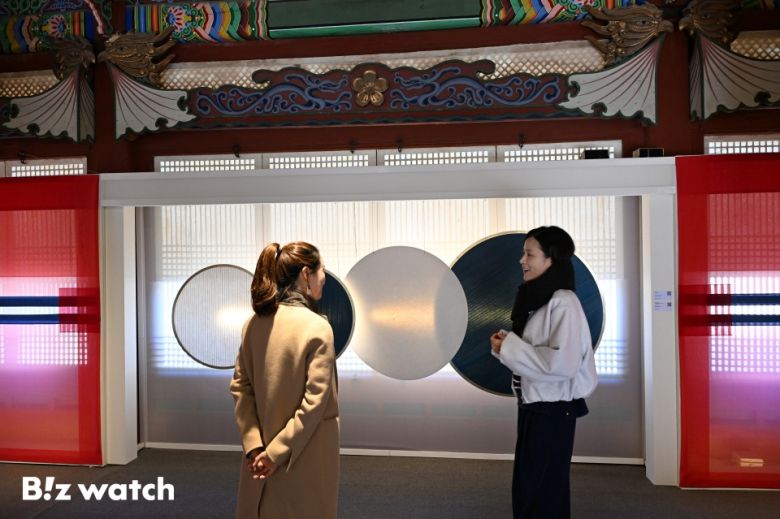 18일 오후 서울 중구 덕수궁에서 열린 넥슨 제2회 보더리스-Craft판 '시간의 마법사: 다른 세계를 향해' 특별전시에서 직원들이 전시물을 살펴보고 있다./사진=이명근 기자 qwe123@