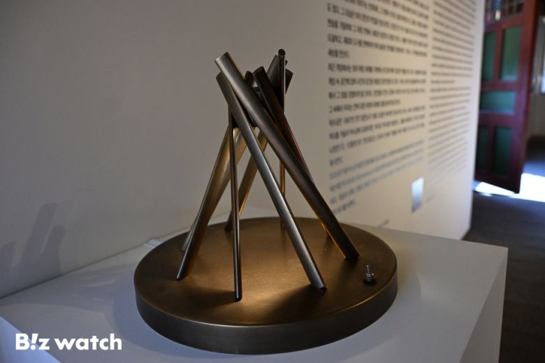 18일 오후 서울 중구 덕수궁에서 열린 넥슨 제2회 보더리스-Craft판 '시간의 마법사: 다른 세계를 향해' 특별전시에서 직원들이 전시물을 살펴보고 있다./사진=이명근 기자 qwe123@