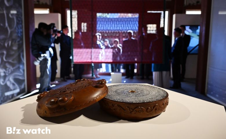 18일 오후 서울 중구 덕수궁에서 열린 넥슨 제2회 보더리스-Craft판 '시간의 마법사: 다른 세계를 향해' 특별전시에서 직원들이 전시물을 살펴보고 있다./사진=이명근 기자 qwe123@