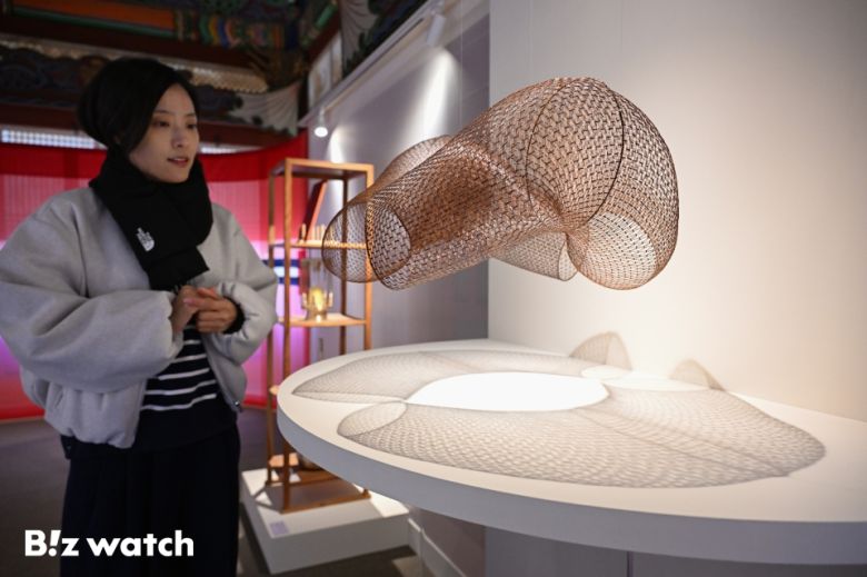 18일 오후 서울 중구 덕수궁에서 열린 넥슨 제2회 보더리스-Craft판 '시간의 마법사: 다른 세계를 향해' 특별전시에서 직원들이 전시물을 살펴보고 있다./사진=이명근 기자 qwe123@