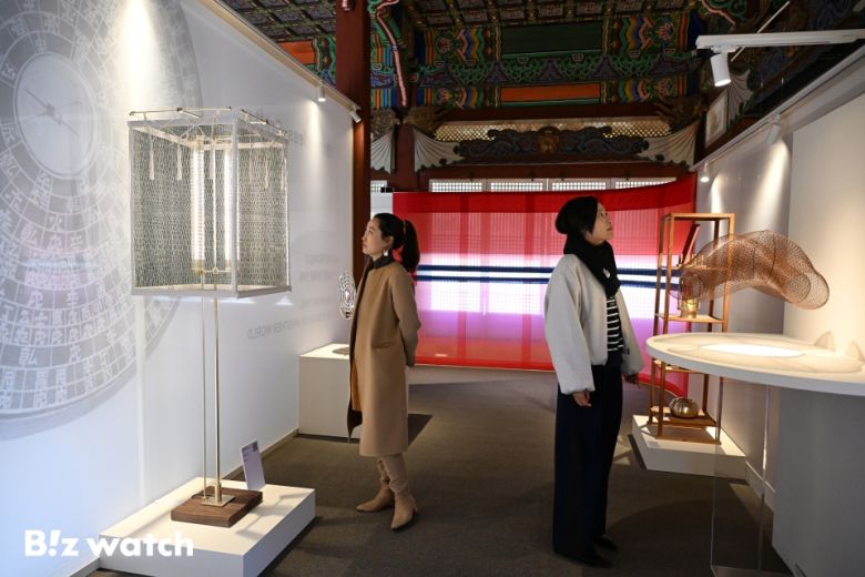 18일 오후 서울 중구 덕수궁에서 열린 넥슨 제2회 보더리스-Craft판 '시간의 마법사: 다른 세계를 향해' 특별전시에서 직원들이 전시물을 살펴보고 있다./사진=이명근 기자 qwe123@