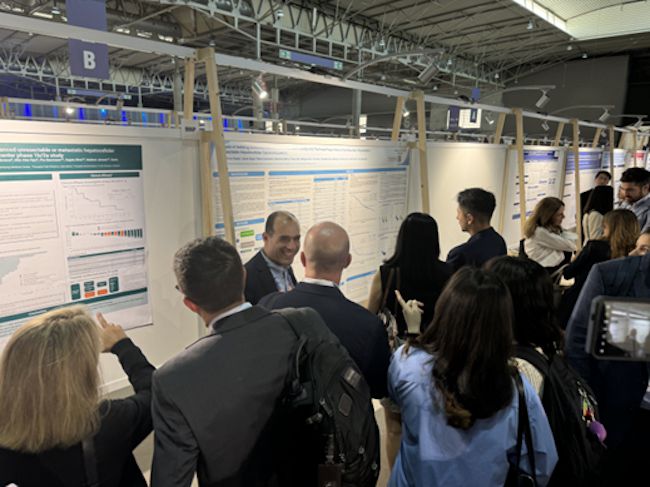 HLB의 미국 자회사 엘레바 테라퓨틱스가 지난 9월 스페인 바로셀로나에서 열린 유럽종양학회(ESMO)에서 표적항암제 리보세나립과 관련한 연구결과를 소개하고 있는 모습./사진=HLB