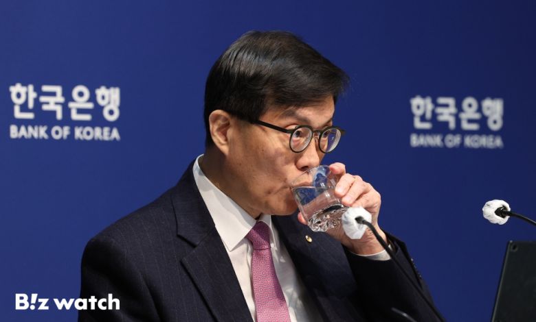 이창용 한국은행 총재가 16일 서울 중구 한국은행에서 통화정책방향 기자간담회를 하던 중 물을 마시고 있다. /2025.01.16 사진공동취재단