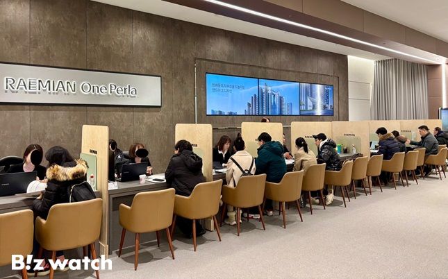 '래미안 원페를라'는 11월 입주 예정인 후분양 단지다. 촉박한 일정 탓에 상담 부스는 자금 운용 방안에 대해 묻는 사람들로 북적였다. /사진=김진수 기자