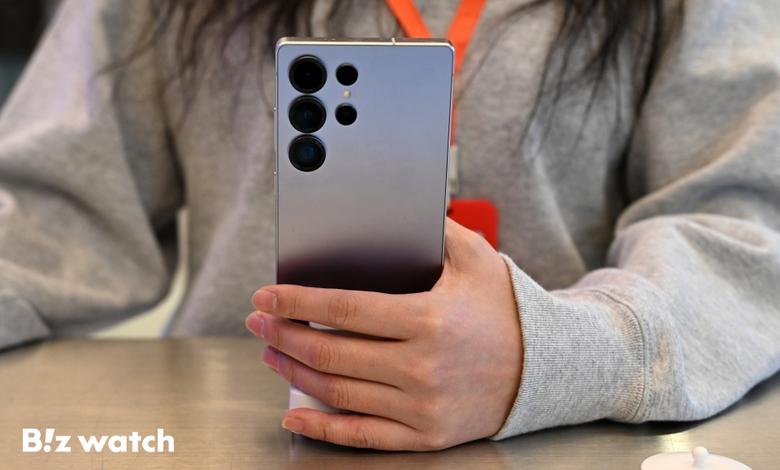 삼성전자가 더 강력해진 AI 기능을 담은 갤럭시 S25 시리즈를 공개했다. 사진은 서울 홍대 KT매장에 직원이 갤럭시 S25 시리즈를 들고 있는 모습./사진=이명근 기자 qwe123@