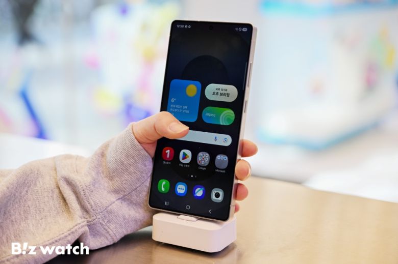 삼성전자가 더 강력해진 AI 기능을 담은 갤럭시 S25 시리즈를 공개했다. 사진은 서울 홍대 KT매장에 직원이 갤럭시 S25 시리즈를 들고 있는 모습./사진=이명근 기자 qwe123@