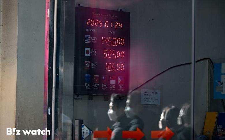 도널드 트럼프 미국 대통령이 금리 인하를 압박하고 나서자 달러 강세 압력이 완화되며 원·달러 환율이 하락세를 보이고 있다./사진=이명근 기자 qwe123@