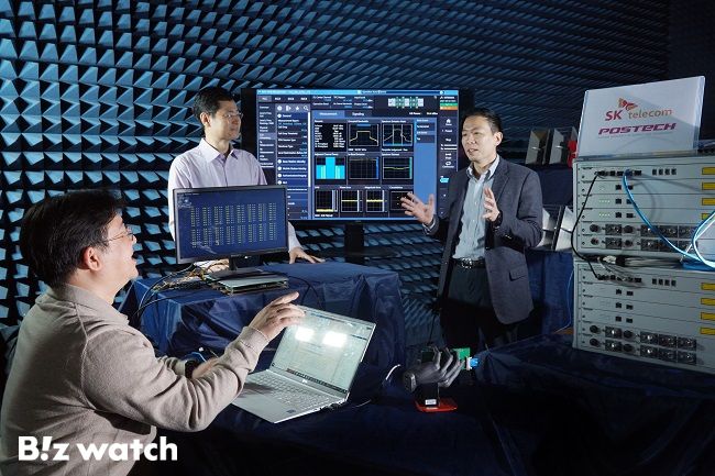사진은 SKT 연구원과 홍 교수팀이 포스텍 연구실에서 해당 기술을 시험하고 있다./사진=SK텔레콤 제공