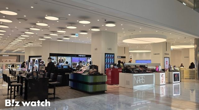 서울의 한 백화점 화장품 매장마다 판매직원들이 상주하고 있다. /사진=김지우 기자 zuzu@