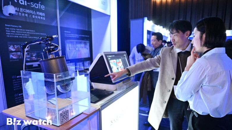 AI서울 2025가 'AI로 만드는 조화로운 사회'를 주제로 11일 서울 강남구 코엑스에서 열렸다. 참석자가 파이미디어랩의 AI온디바이스 카메라를 살펴보고 있다./사진=이명근 기자 qwe123@