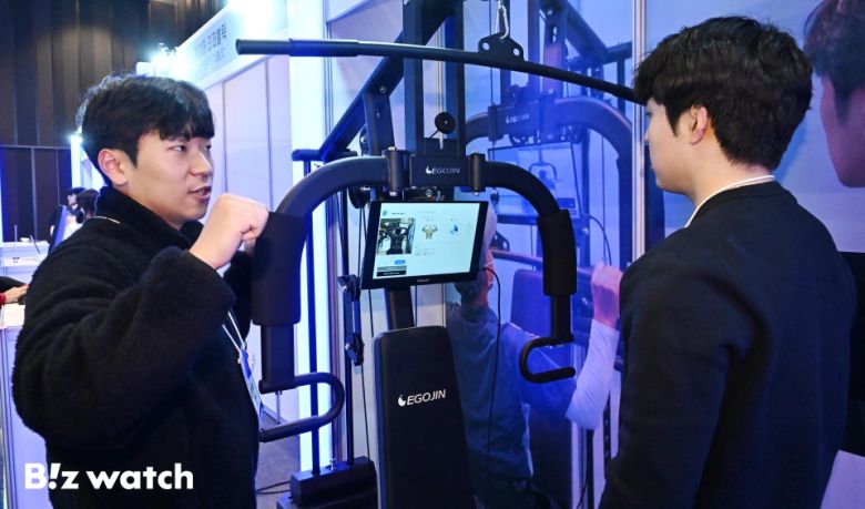 AI서울 2025가 'AI로 만드는 조화로운 사회'를 주제로 11일 서울 강남구 코엑스에서 열렸다. 참석자가 머슬싱크의 AI근활성도 분석 서비스를 살펴보고 있다./사진=이명근 기자 qwe123@